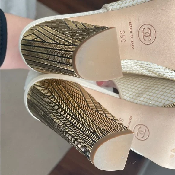 CHANEL Camellia Heels Sandals Slingback size 35 / 5 B gold white flower - Picture 15 of 17